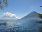O lago Atitlán e o vulcão San Pedro, vistos de San Marcos, na Guatemala. Ao fundo, os vulcões Tolimán e Atitlán